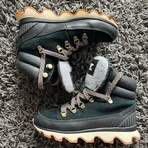 Sorel Kinetic Impact Breakthrough Conquest Boots in Black and Gray, size 6